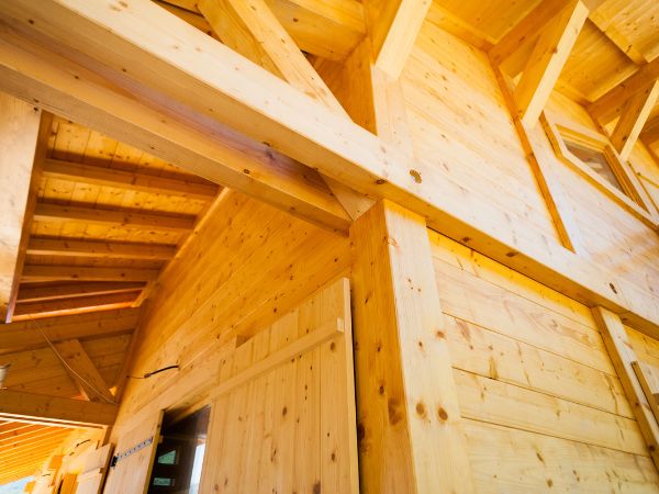 Drewno konstrukcyjne w budowie domu - kiedy je wykorzystać?