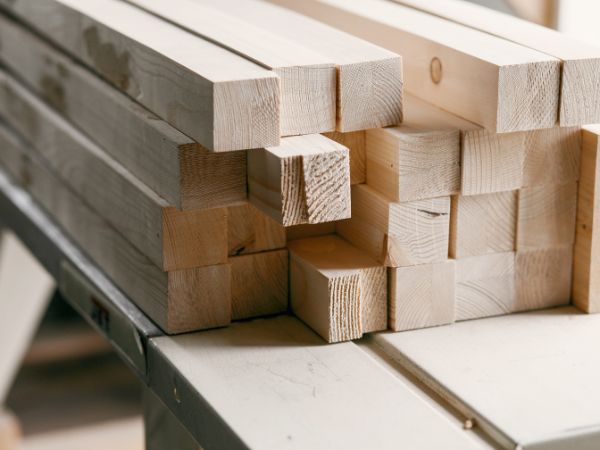 Płyty OSB a drewno budowlane – jakie wybrać do budowy?